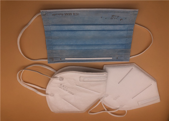 Mettez en forme de tasse le masque de poussière de la forme KN95/masque KN95 médical blanc avec la valve de respiration